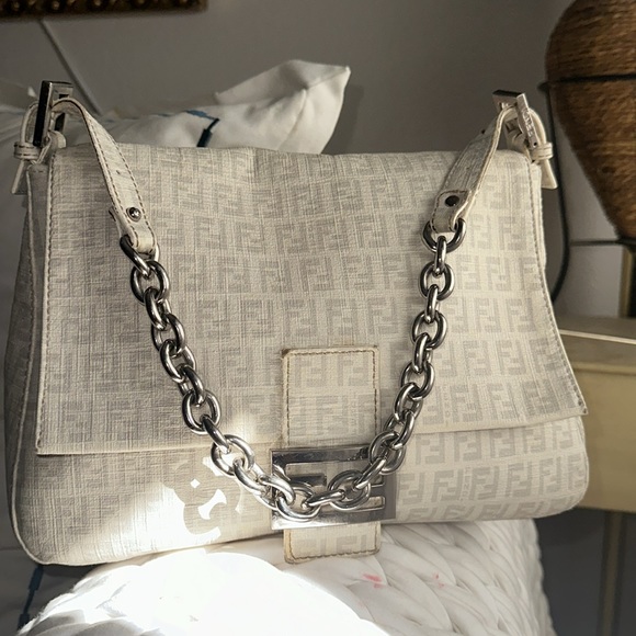 Authentic Fendi medium size bag - Picture 4 of 15